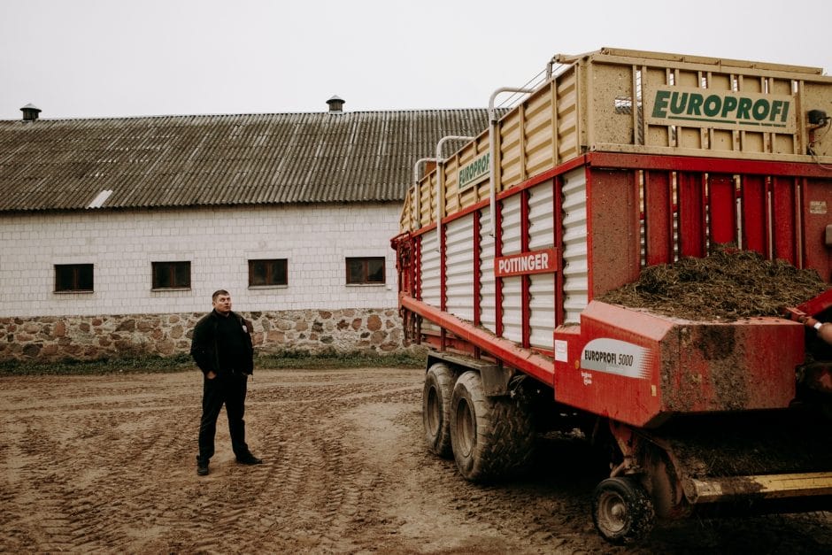 Wojciech Chrostowski, rolnik ze wsi Truszki-Zalesie przed oborą na terenie swojego gospodarstwa, fot. Dawid Żuchowicz