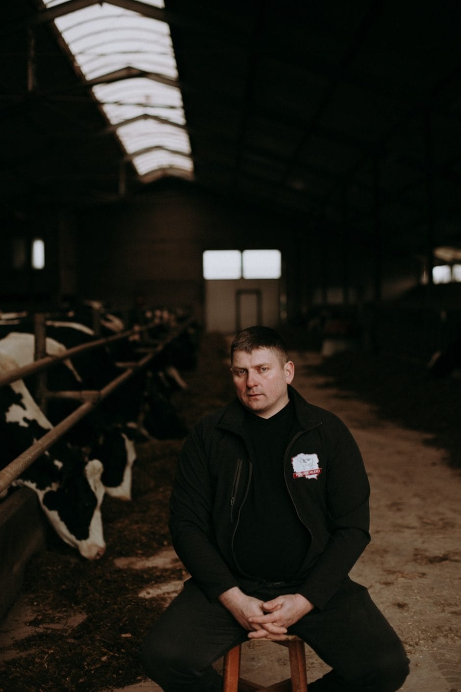 Wojciech Chrostowski, rolnik ze wsi Truszki-Zalesie przed oborą na terenie swojego gospodarstwa, fot. Dawid Żuchowicz
