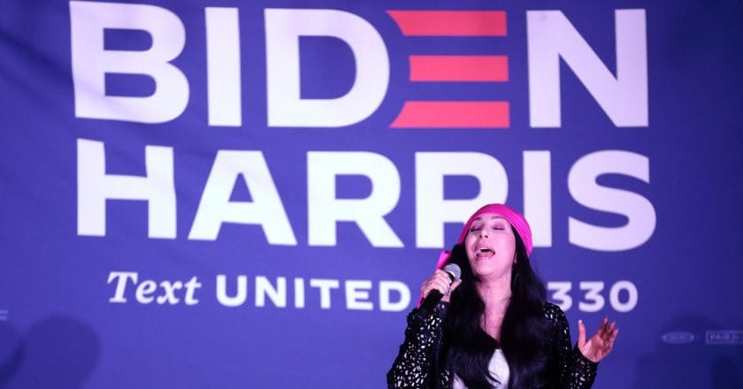 Cher śpiewa dla wyborców duetu Biden-Harris na jednym z kampanijnych wieców. Fot. Gage Skidmore/Flickr.com