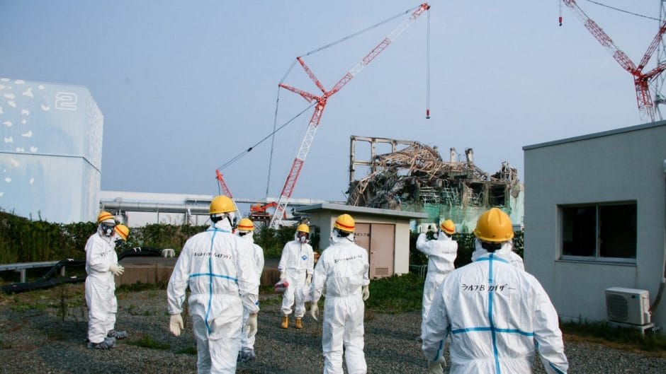 Inspektorzy na miejscu katastrofy elektrowni w Fukushimie. Fot. Giovanni Verlini/IAEA