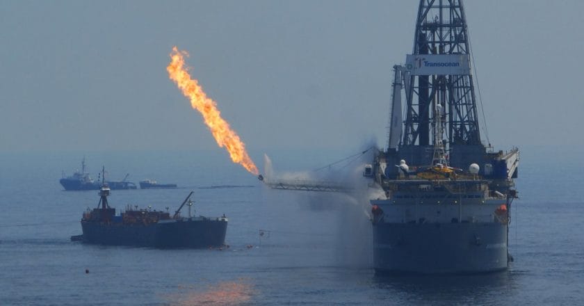 Wypalanie gazu przy wydobyciu ropy w Zatoce Meksykańskiej. Fot. John Masson/Flickr.com