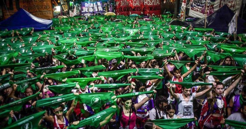 Zielone chustki to symbol ruchu pro-aborcyjnego w Argentynie. Fot. Mídia NINJA/Facebook.com