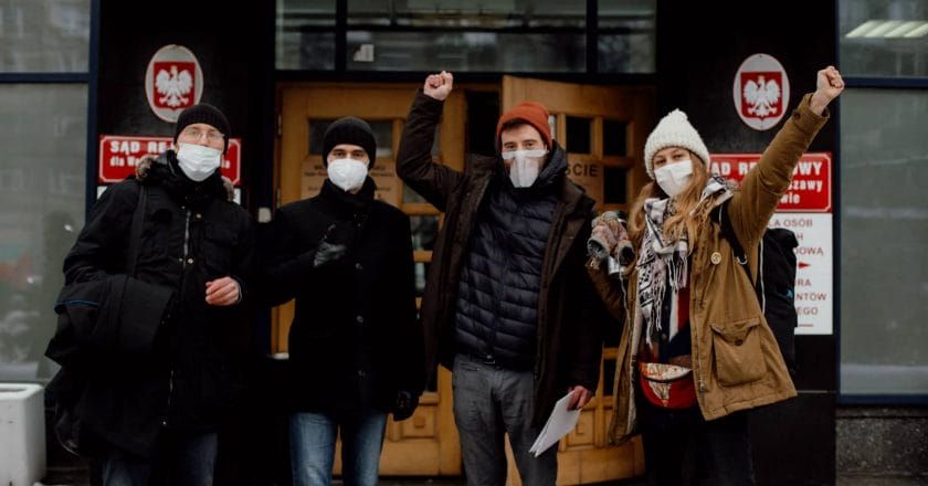 Aktywiści Extinction Rebellion i reprezentujący ich prawnik przed wejściem na rozprawę. Źródło: Facebook/XR Polska