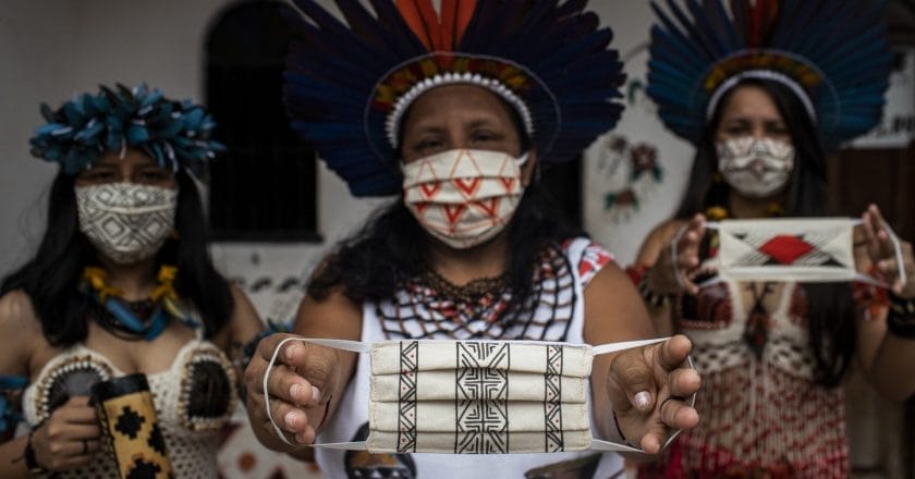 Rodzime mieszkanki Amazonii próbują zarabiać produkując maseczki ochronne. IMF Photo/Raphael Alves/Flickr.com