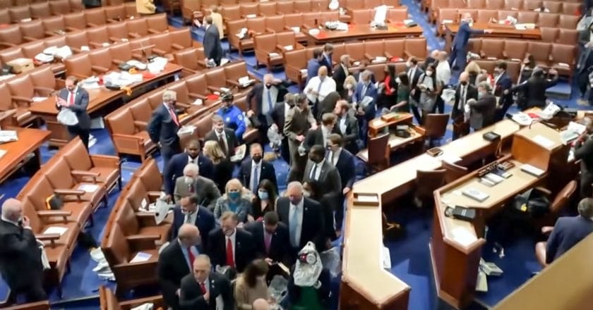Ewakuacja sali posiedzeń Senatu. Fot. VOA News/Youtube.com