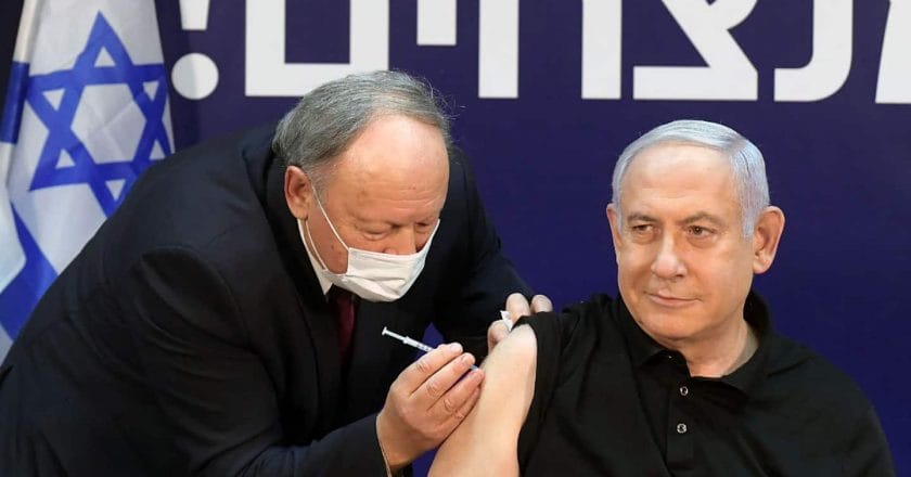 Premier Benjamin Netanjahu otrzymuje szczepionkę na koronawirusa w Sheba Medical Center w Ramat Gan, 19 grudnia 2020 roku. Fot. The Prime Minister of Israel/Facebook