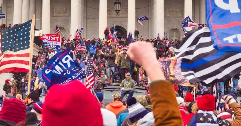 Szturm zwolenników Trumpa na Kapitol. Fot. Brett Davis/Flickr.com