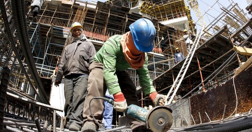 Robotnicy-migranci na budowie w Katarze Fot. ILO/Apex Image2011
