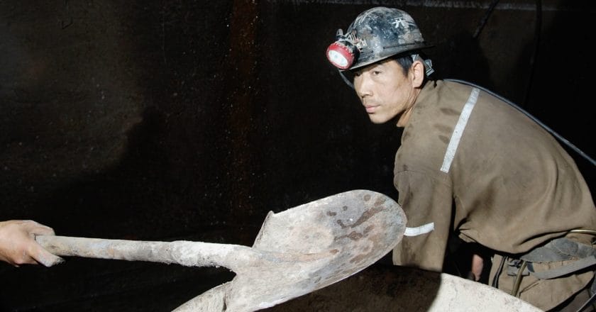 Górnik w chińskiej kopalni Kajluańskiego Zagłębia Węglowego Fot. Marcel Crozet/ILO