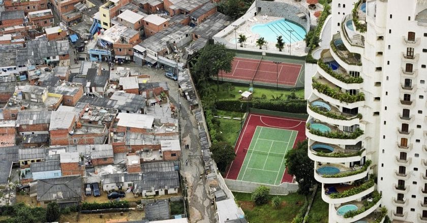 Favela Paraisópolis w São Paulo, Brazylia. Fot. core-econ.org