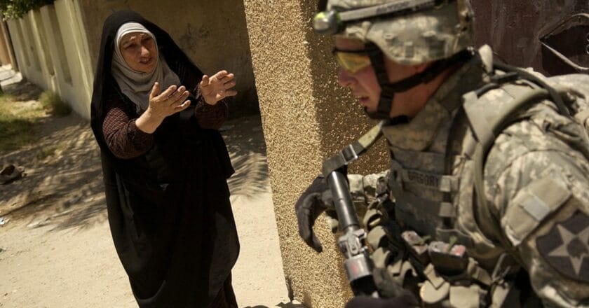 Mieszkanka Bagdadu i amerykański żołnierz Fot. U.S. Army/Sgt. Tierney Nowland