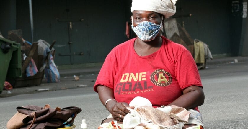 Niepełnosprawna handlarka na ulicach Abidżan na Wybrzeżu Kości Słoniowej. Fot. Jennifer A. Patterson/ILO