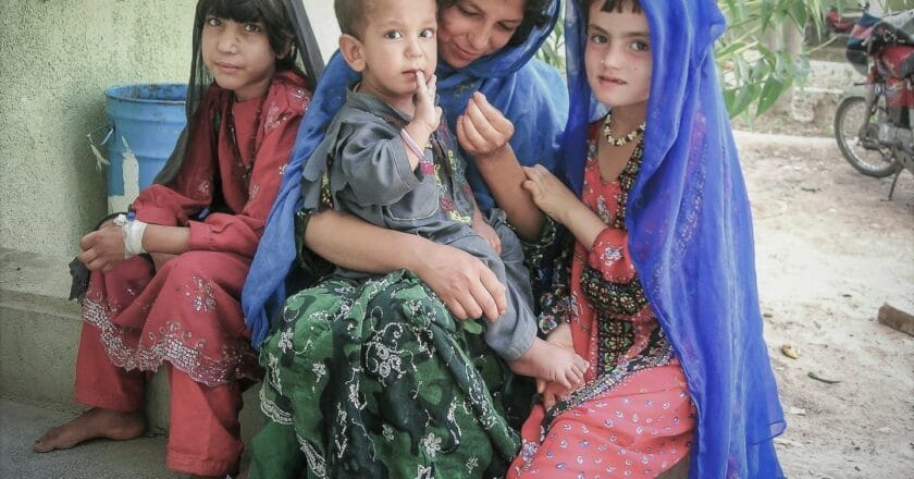 Rodzina w miejscowości Mirwais, prowincja Kandahar. Fot. Teseum/Flickr.com