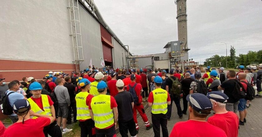 Zdjęcie ze strajku ostrzegawczego w fabryce Paroc 23 czerwca 2021 Fot. OPZZ