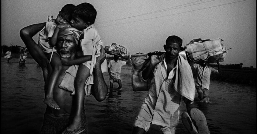 Ewakuacja zalanych terenów podczas powodzi w stanie Bihar w Indiach. Fot. Balazs Gardi/Flickr.com