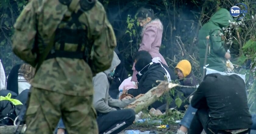 Grupa uchodźców przetrzymywana przez Straż Graniczną i wojsko w Usnarzu Górnym Fot. TVN24 Fot. TVN24