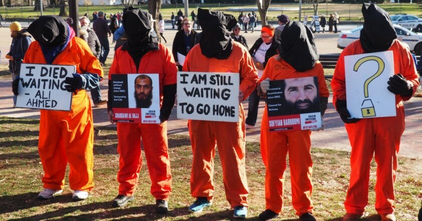 Protest przeciwko przetrzymywaniu więźniów w obozie Guantanamo, 2019 r. Fot. Slowking4, CC BY-NC