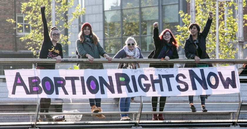 Irlandki demonstrujące na rzecz zniesienia ograniczeń w prawie do aborcji w Dublinie Fot. Shane Conneely/Flickr.com