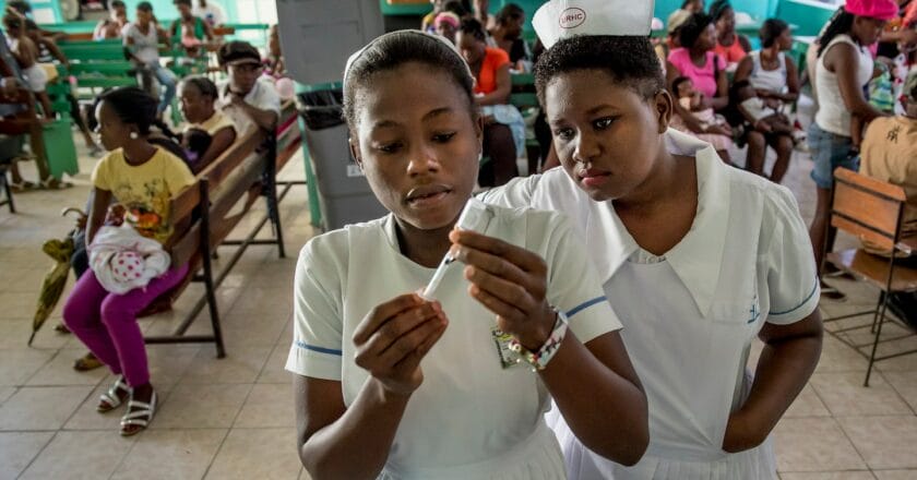 Punkt szczepień na Haiti Fot. USAID U.S. Agency/Flickr.com