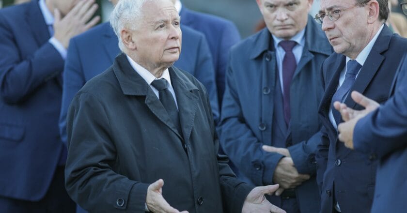 Jarosław Kaczyński reaguje na protesty podczas obchodów tzw. miesięcznicy katyńskiej Fot. Monika Bryk