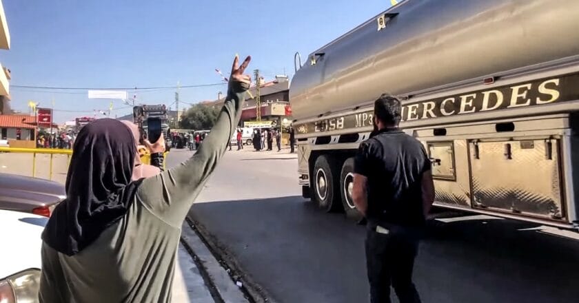 Powitanie ciężarówek z irańskim paliwem w Libanie. Fot. Arab News/Youtube.com