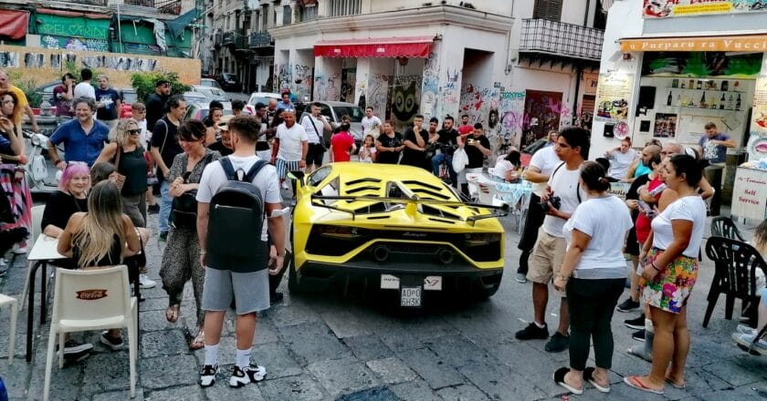 Lamborghini na Piazza Vucciria w Palermo.