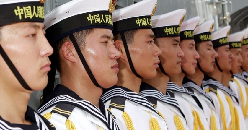 Żołnierze Marynarki Wojennej Chińskiej Armii Ludowo-Wyzwoleńczej. Fot. US Navy/David Rush