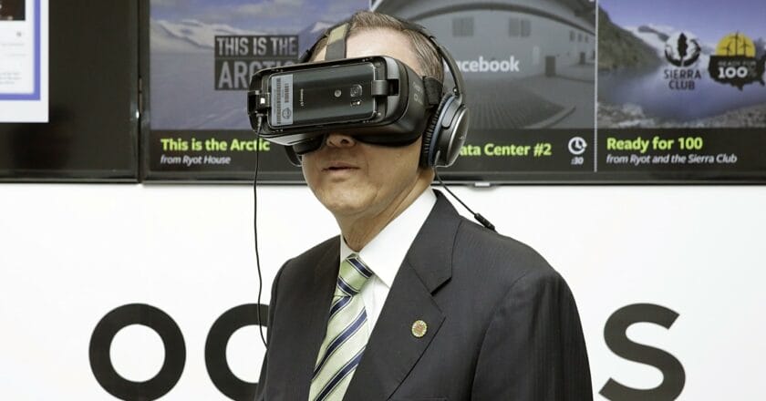 Sekretarz generalny ONZ Ban Ki-moon testuje urządzenie Oculus. Fot. UN Photo/Evan Schneider