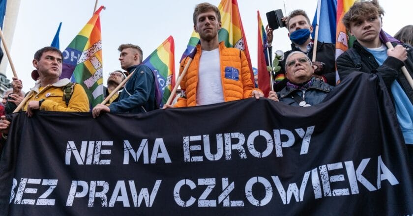 Manifestacja "Zostajemy!" na Placu Zamkowym w Warszawie Fot. Jakub Szafrański