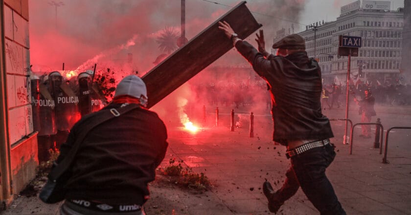 Uczestnicy Marszu Niepodległości atakują policję. 11 listopada 2020. Fot. Monika Bryk