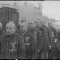 Więźniowie w obozie koncentracyjnym Sachsenhausen 19 grudnia 1938 roku