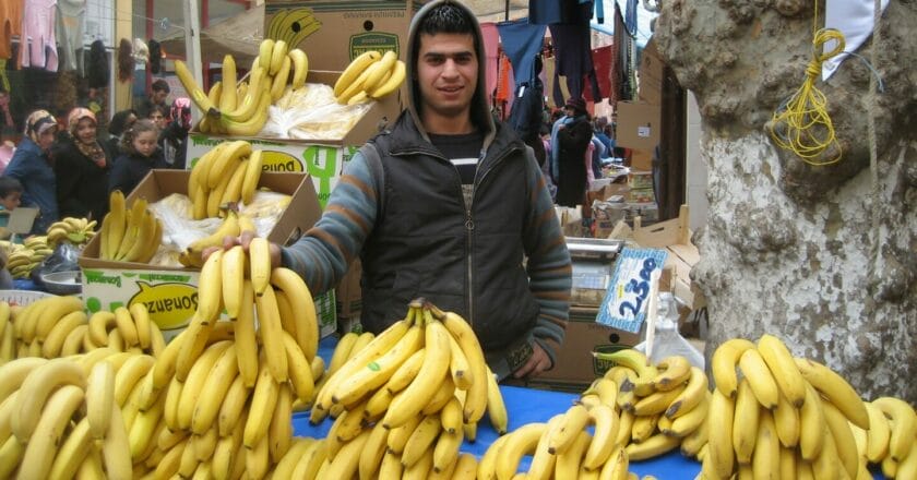 Handlarz bananów na targu w Stambule. Fot. ccarlstead/Flickr.com