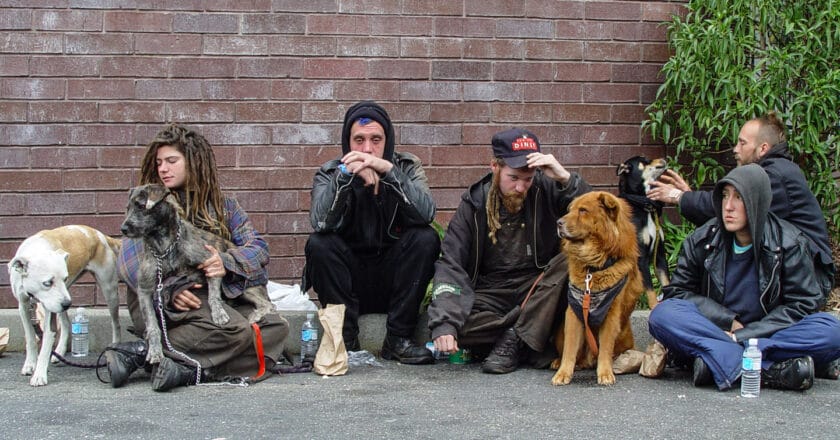 Grupa bezdomnych osób z San Francisco. Fot. Franco Folini/Flickr.com