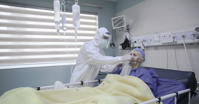 Lekarz przy łóżku pacjenta chorego na COVID-19 Fot. Mohammad Mohsenifar/Wikimedia Commons