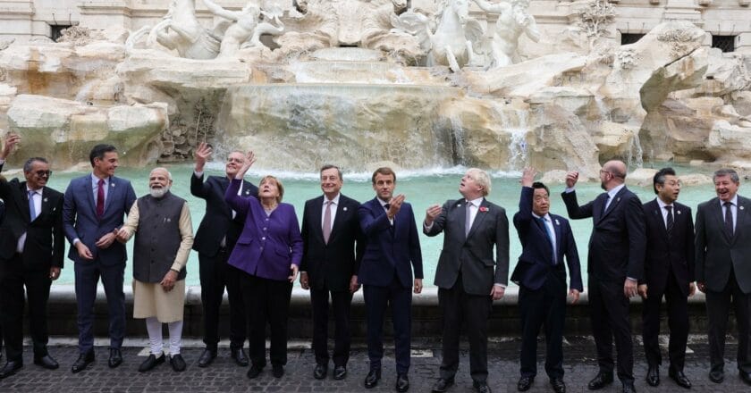 Przywódcy państw G20 wrzucają pieniądze do fontanny w Rzymie. Fot. Andrew Parsons/No 10 Downing Street