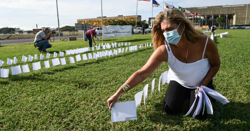 Chorągiewki upamiętniające ofiary koronawirusa przed budykiem zgromadzenia narodowego w Brazylii. Fot. Roque de Sá/Agência Senado/Flickr.com