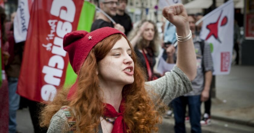 Lewicowa działaczka demonstruje na paryskiej ulicy. Fot. philippe leroyer/Flickr.com