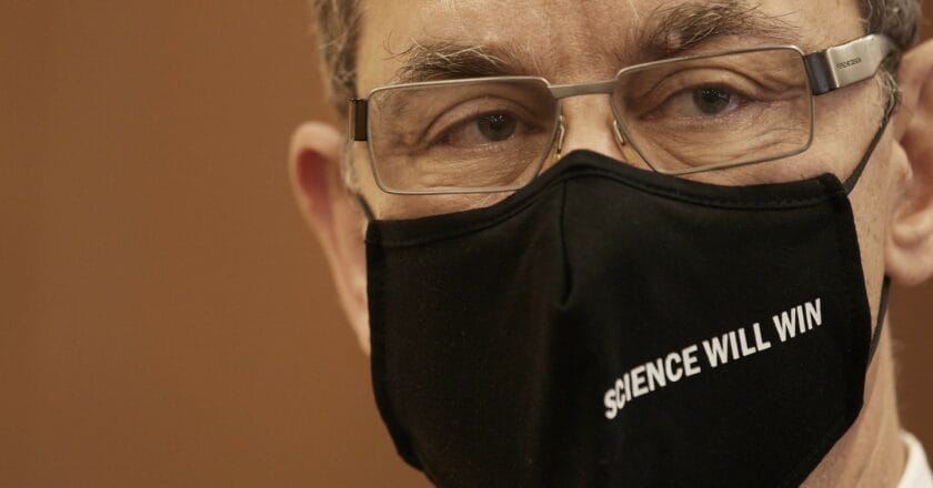 Dyrektor generalny firmy Pfizer Albert Bourla w maseczce z napisem Nauka zwycięży Fot. New Democracy/Flickr.com