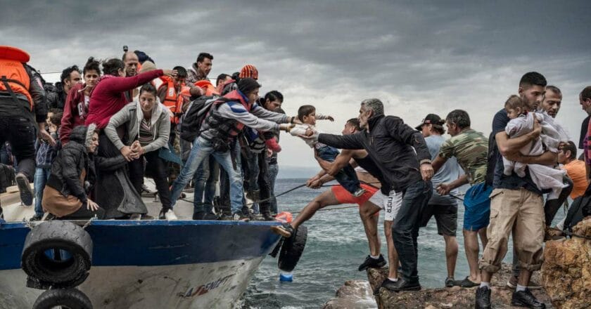 Łódź z migrantami przybija do wybrzeża wyspy Lesbos w Grecji Fot. Jim Forest/Flickr.com