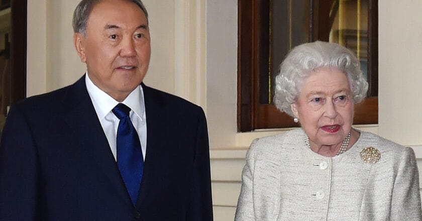 Były prezydent Kazachstanu Nursułtan Nazarbajew i królowa Elżbieta II Fot. Ambasada Republiki Kazachstanu w Londynie