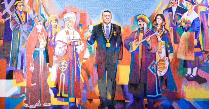 Fragment gobelinu z wizerunkiem dawnego prezydenta Nursułtana Nazarbajewa w mieście Nur-Sułtan. Fot. Francisco Anzola/Flickr.com