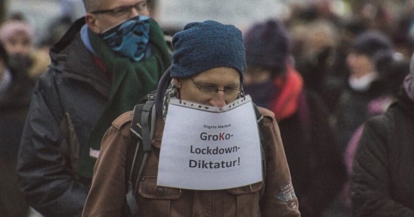Demonstracja ruchu Querdenker w Kilonii. Fot. Demo Foto/Flickr.com