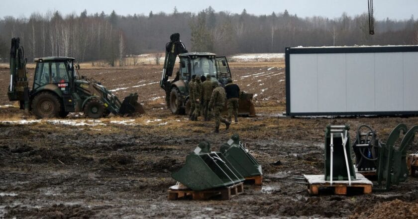 Wojsko na placu budowy muru granicznego na Podlasiu Fot. Obóz dla Puszczy