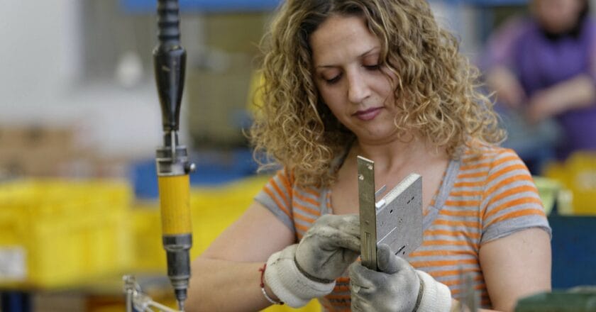 Pracownica włoskiej fabryki w Albanii Fot. Marcel Crozet/ILO/flickr.com