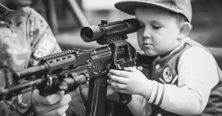 dziecko-bron-nauka-strzelania