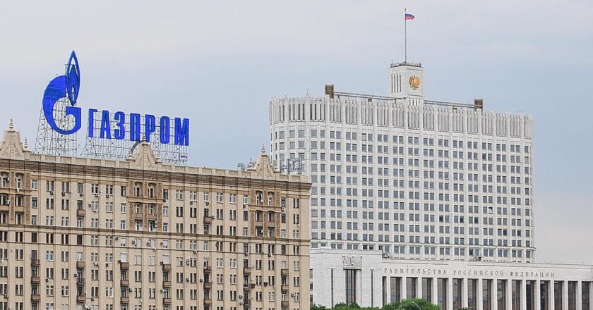 Neon koncernu wydobywczego Gazprom na tle siedziby rosyjskiego rządu w Moskwie Fot. Mitya Aleshkovsky/flickr.com
