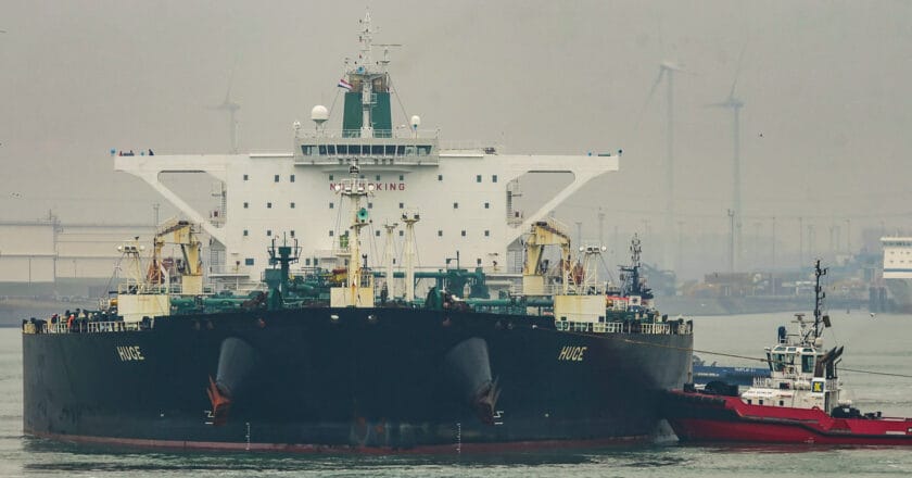 Irański tankowiec zawija do portu w Rotterdamie Fot. kees torn/flickr.com