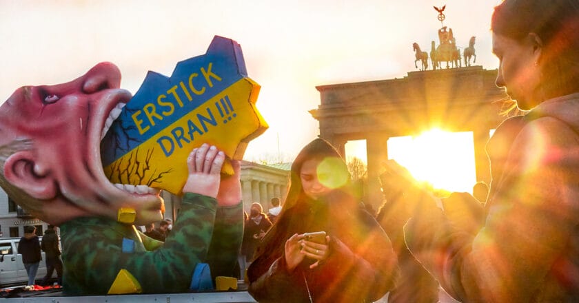 Demonstracja antywojenna pod Bramą Brandenburską w Berlinie Fot. Matthias Berg/flickr.com