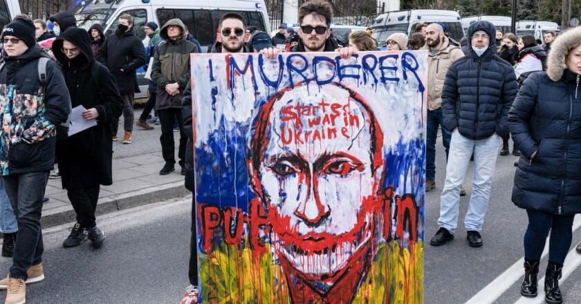 Manifestacja antywojenna pod rosyjską ambasadą w Warszawie Fot. Jakub Szafrański
