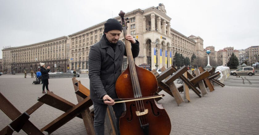 Koncert przy barykadach przeciwczołgowych w centrum Kijowa